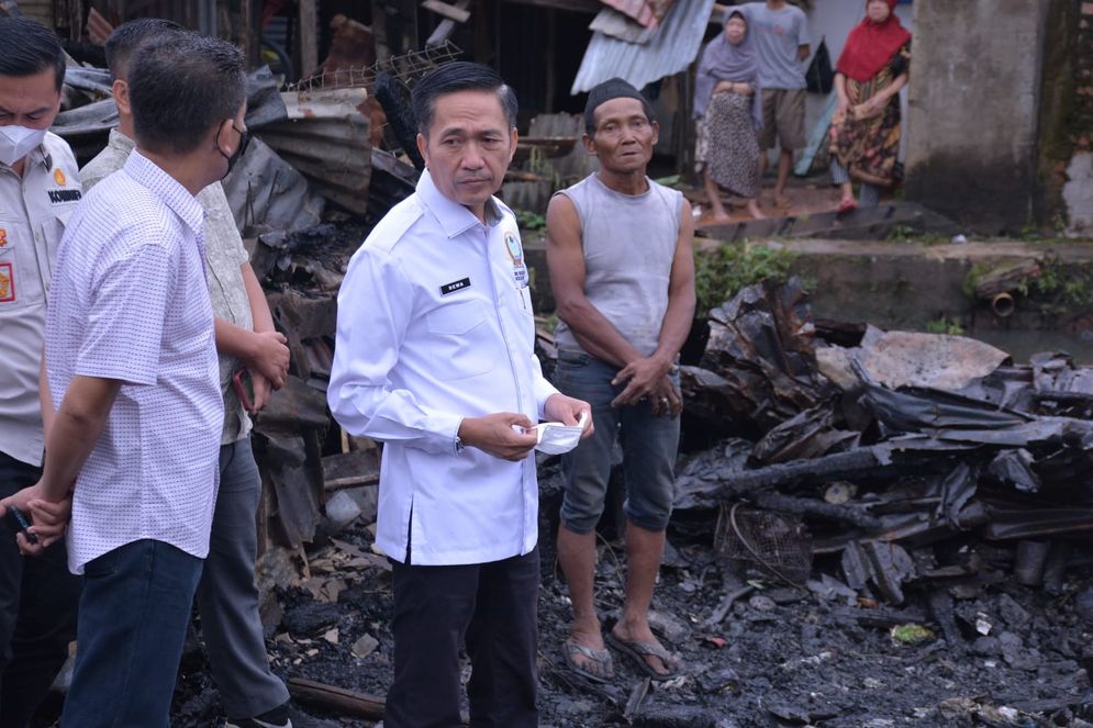 Sekda Palembang Ratu Dewa saat meninjau lokasi kebakaran