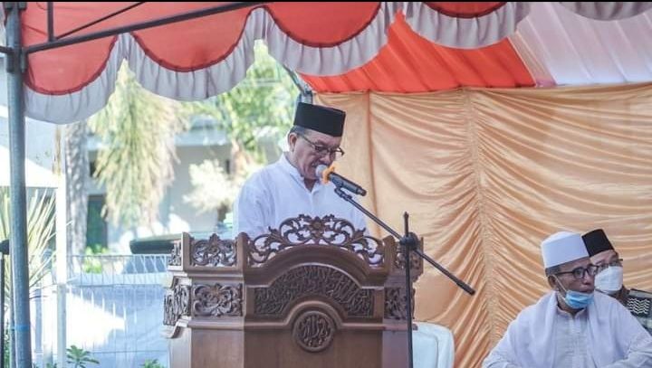 Wali Kota Bitung, Maurits Mantiri saat mengahadiri Sholat Ied Hari Raya Idul Fitri. (Foto: Istimewa)