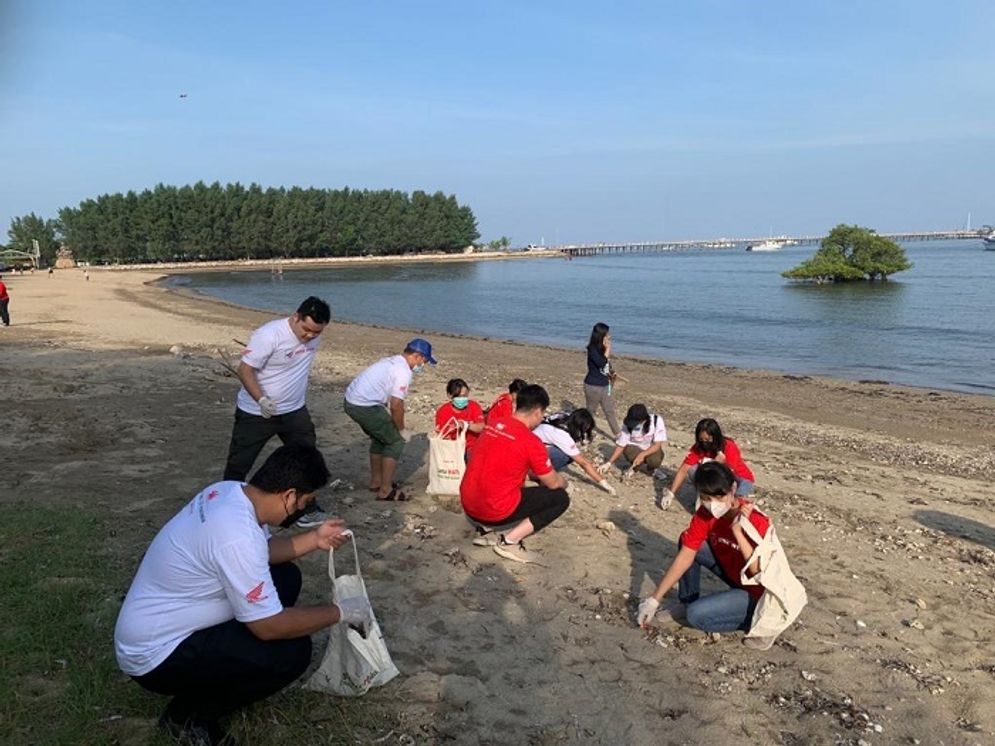 Hari-buruh-d-bali-bersih-bersih-pantai.jpeg