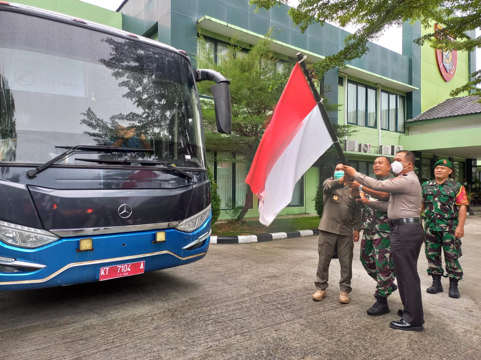 Dandim 0905/Balikpapan Kolonel Inf Faizal Rizal dan Kapolres Kombes Pol Thirdy Hadmiarso serta Kepala Satpol PP Balikpapan Zulkifli Berangkatkan Komcad ke seleksi lanjutan di Makodim Balikpapan, Sabtu (14/5/2022). 