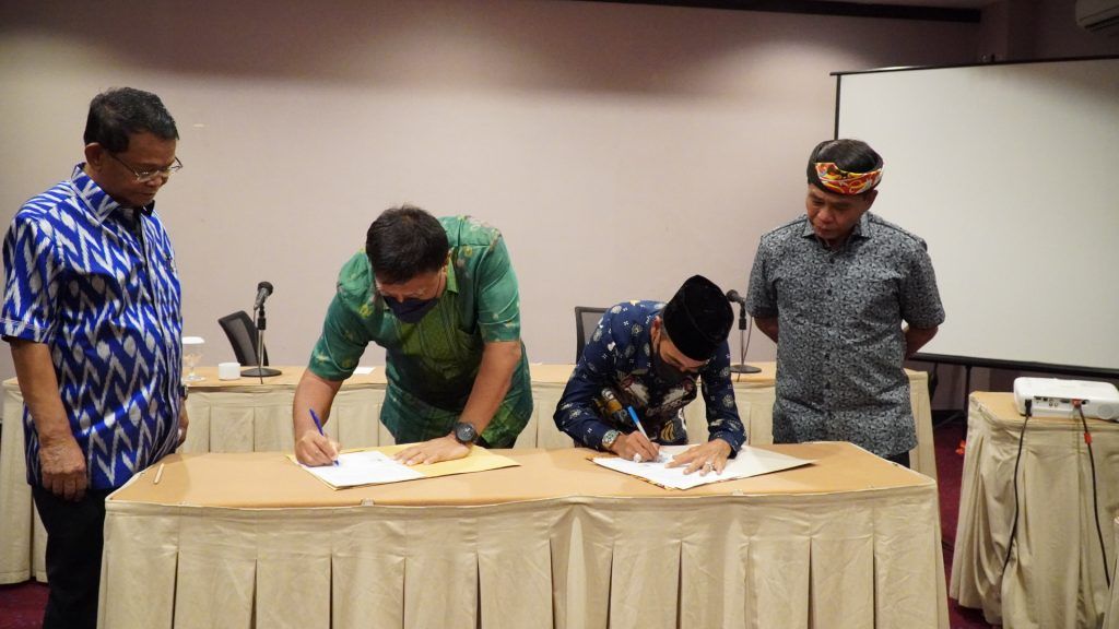 Gubernur Kaltara Zainal Paliwang menyaksikan penandatanganan kerja sama Perusda 