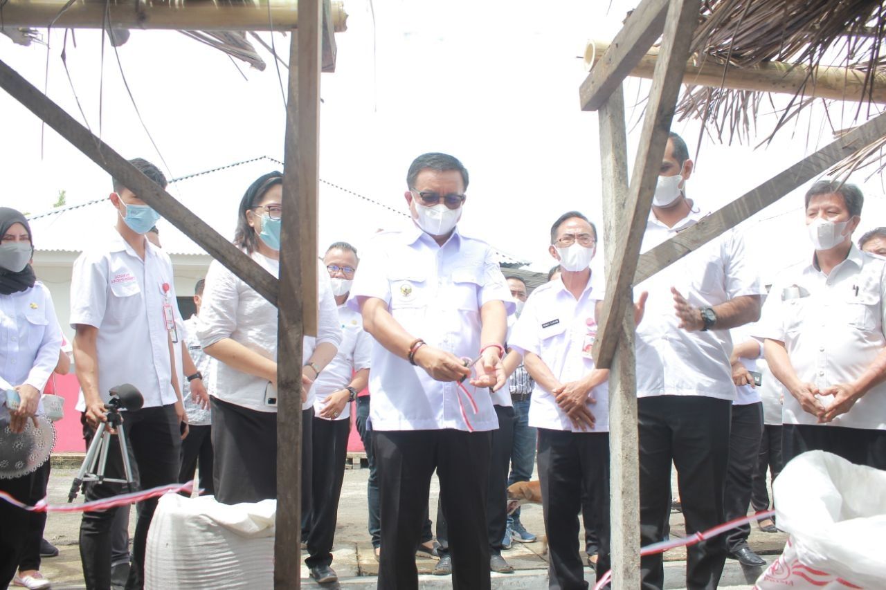 Wali Kota Bitung, Maurits Mantiri saat meresmikan meresmikan Bioflok Sentra UKM Sagerat. (Foto:Istimewa)