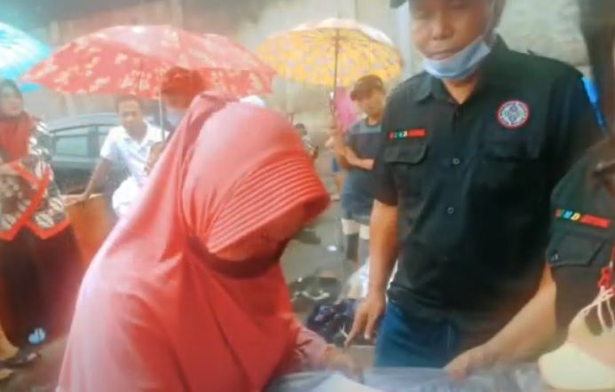 Pemberian bantuan terpal kepada para pedagang yang menjadi korban kebakaran di Pasar Girian. (Foto:Istimewa)