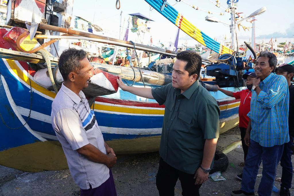Menteri Erick dalam kunjungan kerja ke kawasan Nelayan di Pantai Muncar Banyuwangi, Minggu 15 Mei 2022.