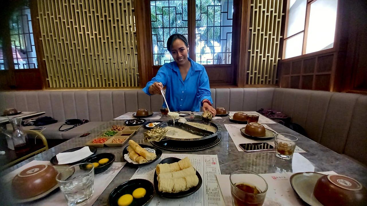 Marcomm Manager Maknala Group Alya Asmadini mengenalkan menu baru bubur hot pot 