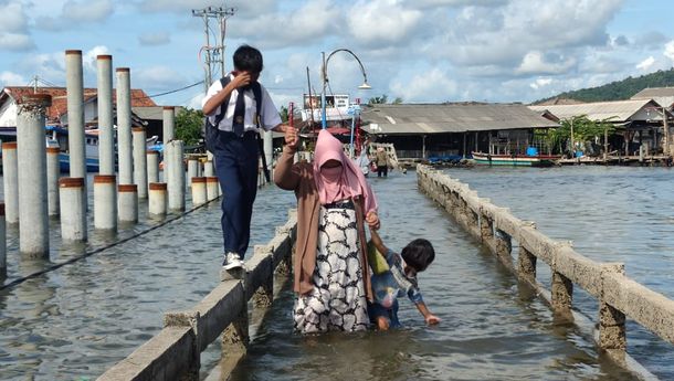 Pulau Pasaran Terendam Banjir Rob, Warga Menyebrang Pakai Perahu