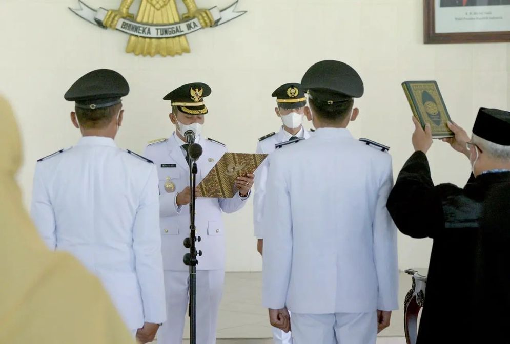 bupati lantik kades.jpg
