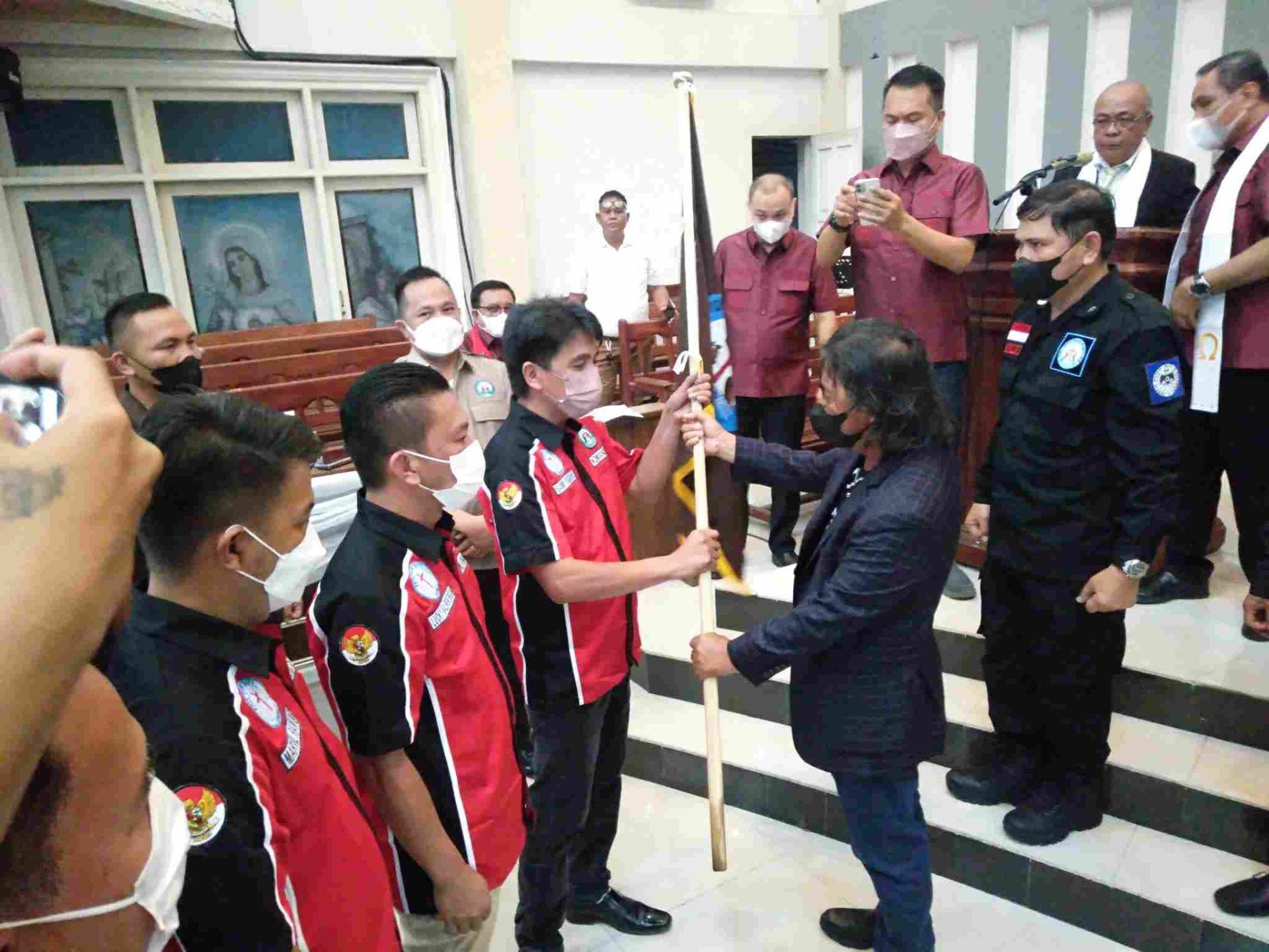 Panglima Panji Yosua, James Sumendap menyerahkan pataka kepada pengurus Rayon Minahasa. (Foto:Istimewa)