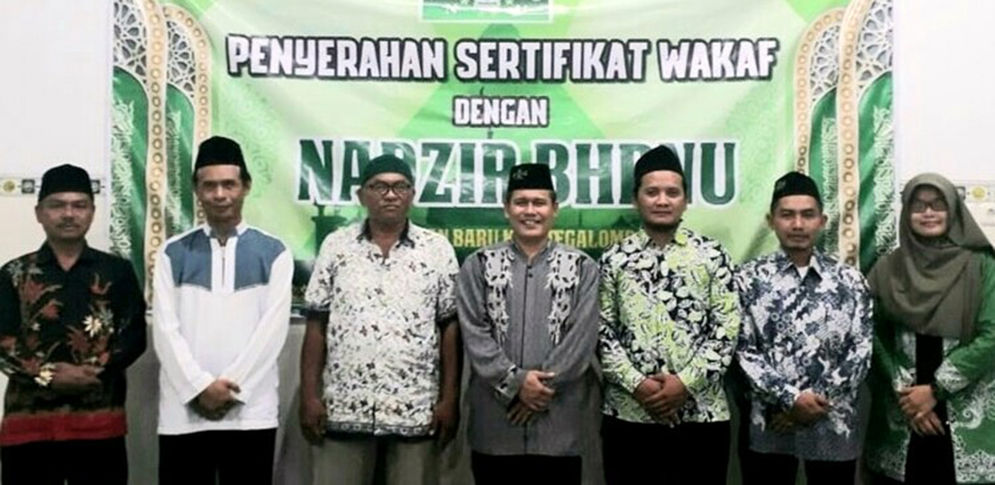 Foto dari Pak Mahmud (Mahmud tengah).jpg