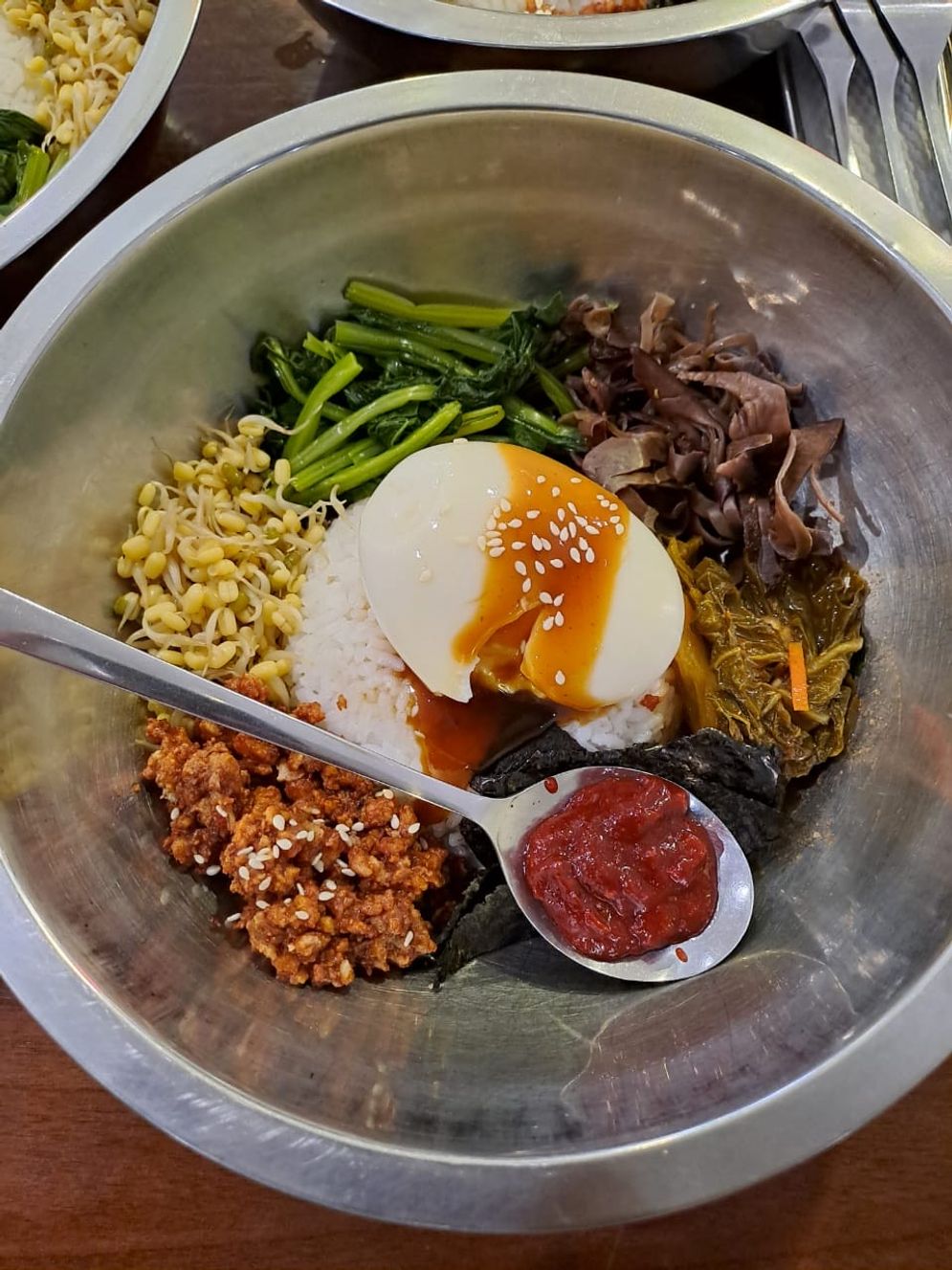 Bibimbap adalah nasi campur khas Korea