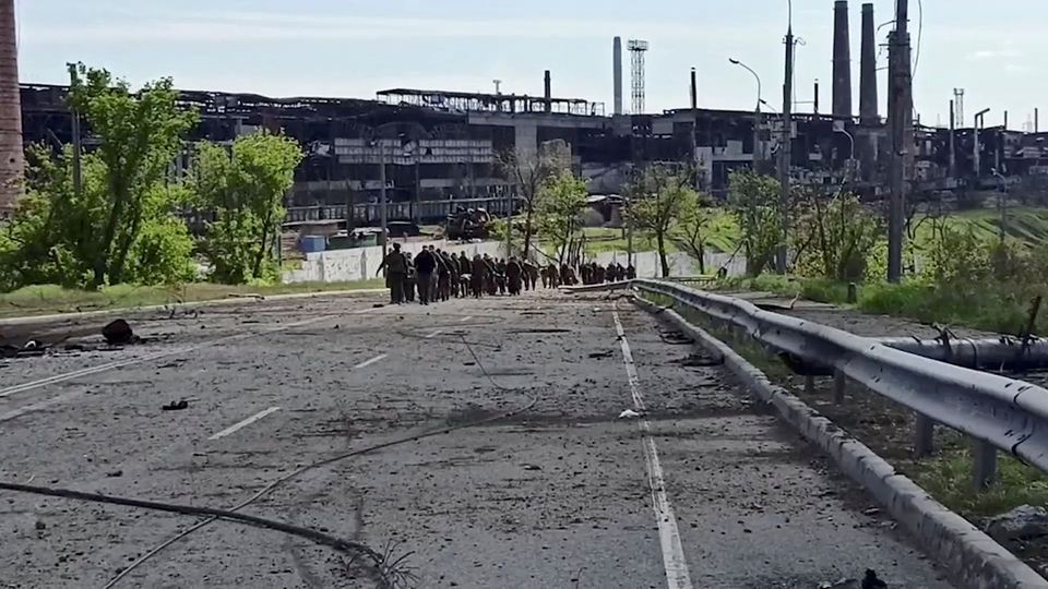 Rusia berhasil merebut kota pelabuhan Mariupol di selatan Ukraina dan memaksa pasukan Ukraina menyerah.