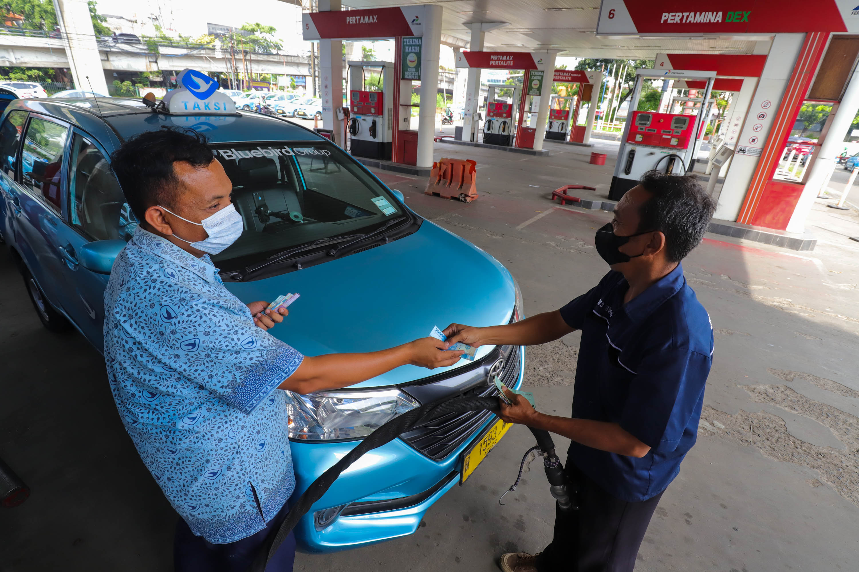 Armada transportasi umum taksi Blue Bird melakukan pengisian bahan bakar di Stasiun Pengisian Bahan Bakar Gas (SPBG) Mampang, Jakarta Selatan, Kamis 19 Mei 2022. Foto: Ismail Pohan/TrenAsia