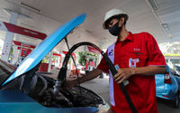 Armada transportasi umum taksi Blue Bird melakukan pengisian bahan bakar di Stasiun Pengisian Bahan Bakar Gas (SPBG) Mampang, Jakarta Selatan, Kamis 19 Mei 2022. Foto: Ismail Pohan/TrenAsia