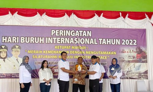 Penyerahan Piagam Penghargaan.jpg