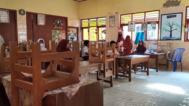Banjir Rob Tak Padamkan Semangat Siswa SDN 3 Kota Karang Jalani Ujian Sekolah