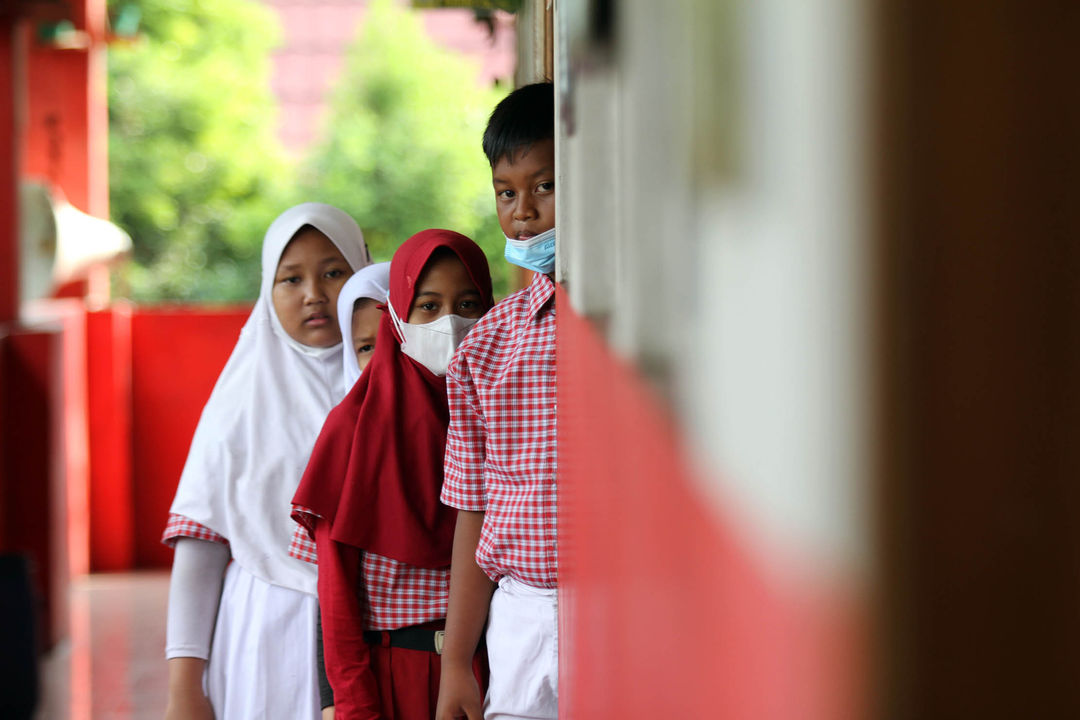 Petugas kesehatan Puskemas Tanah Tinggi melakukan tes usap PCR kepada siswa di SDN Daan Mogot 3, Kota Tangerang, 19 Mei 2022. Tes usap tersebut dilakukan sebagai pengawasan dan evaluasi terhadap pembelajaran tatap muka kapasitas 100 persen sesuai imbauan Kementerian Pendidikan, Kebudayaan, Riset, dan Teknologi. Foto : Panji Asmoro/TrenAsia