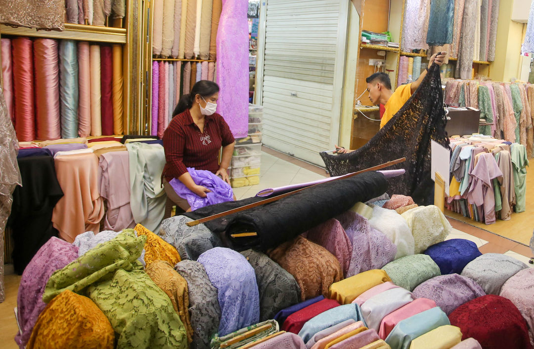 Pedagang melayani calon pembeli di kiosnya pusat grosir tekstil Pasar Tanah Abang, Jakarta, Jum'at, 20 Mei 2022. Foto: Ismail Pohan/TrenAsia