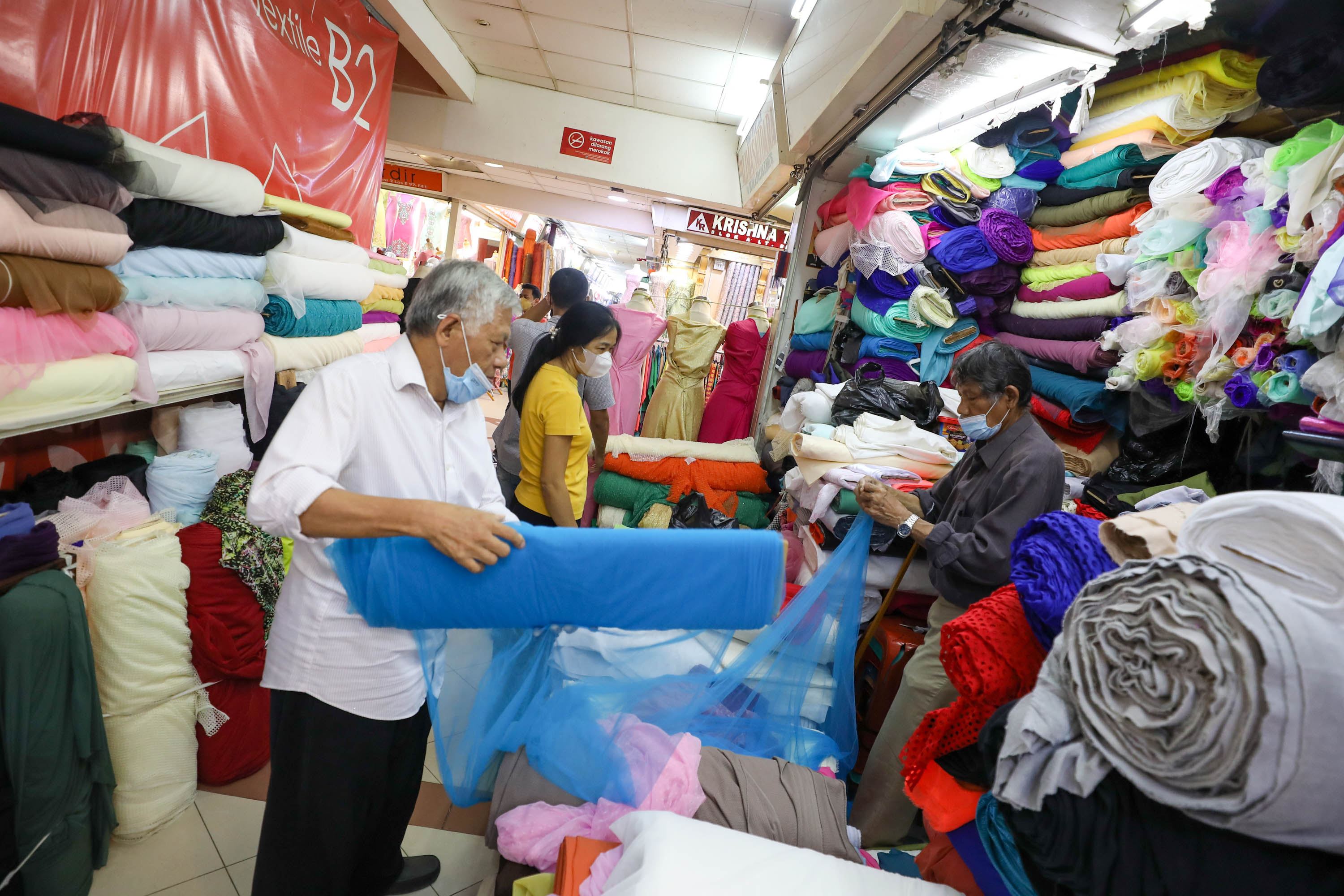 Ilustrasi kegiatan perniagaan di Pasar Tanah Abang Jakarta. Foto: Ismail Pohan/TrenAsia