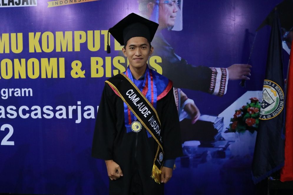 Hafidh Faresi Ifanka, wisudawan dari Program Studi (Prodi) Sistem Informasi (S1) menjadi lulusan terbaik dengan IPK 3,75.