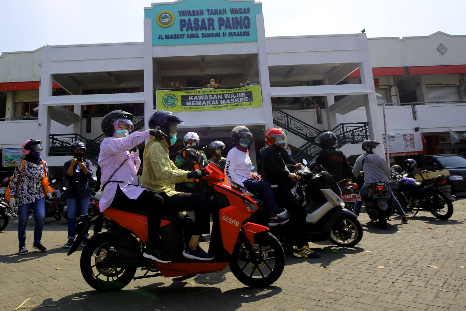 Warga Kota Surabaya yang memakai masker di jalan