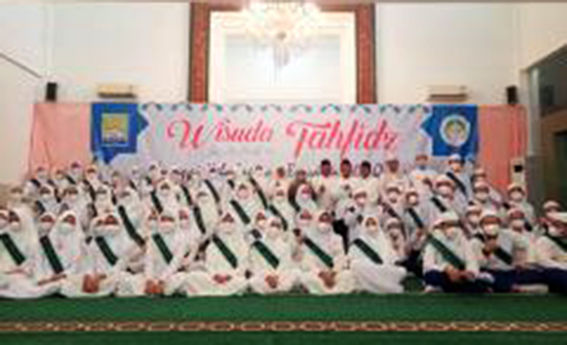 Hafal Al-Quran, 63 Siswa SMP Al-Azhar Syifa Budi Solo Ikuti Wisuda Tahfiz Juz 28, 29, dan 30