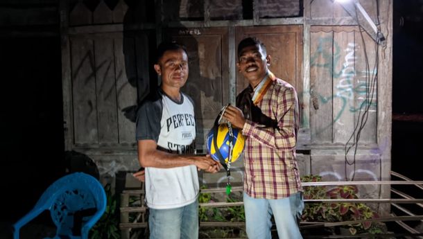 Hippmab Serahkan Bantuan Sarana Olahraga Bola Voli kepada Kaum Muda  di Desa Benu