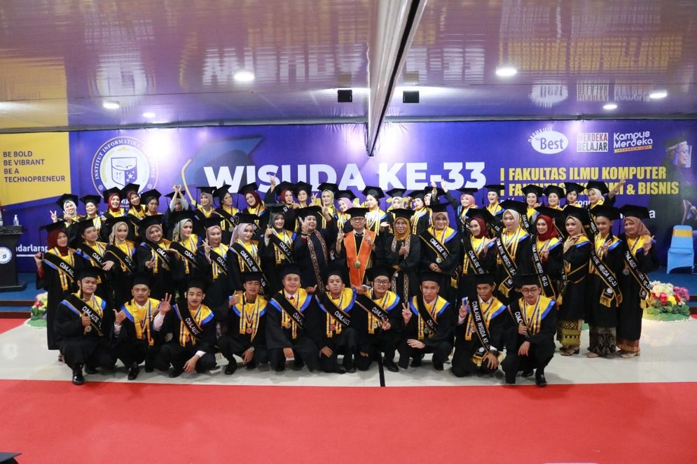 Wisudawan IIB Darmajaya predikat dengan pujian dalam waktu 3,5 tahun.