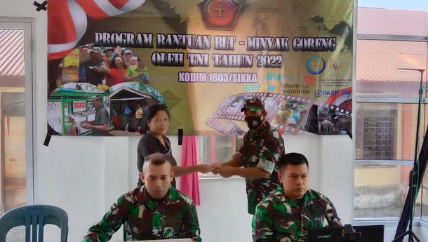 Penuh Antusias Warga Datangi Kantor Camat Bola untuk Terima BLT - Minyak Goreng dari Kodim 1603 Sikka