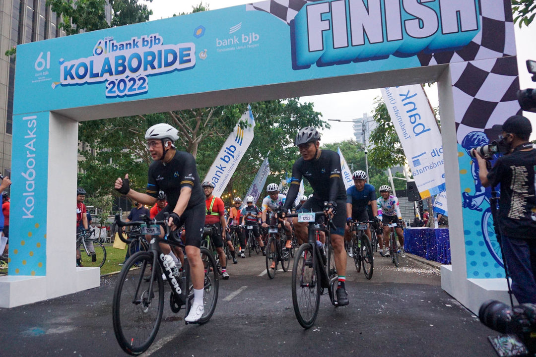 Direktur Operasional bank bjb, Tedi Setiawan (kiri) mengikuti roadbike bertajuk bjb KolaboRide dalam rangka HUT ke-61 bank bjb di Jakarta, Minggu, 22 Mei 2022. Foto: Ismail Pohan/TrenAsia