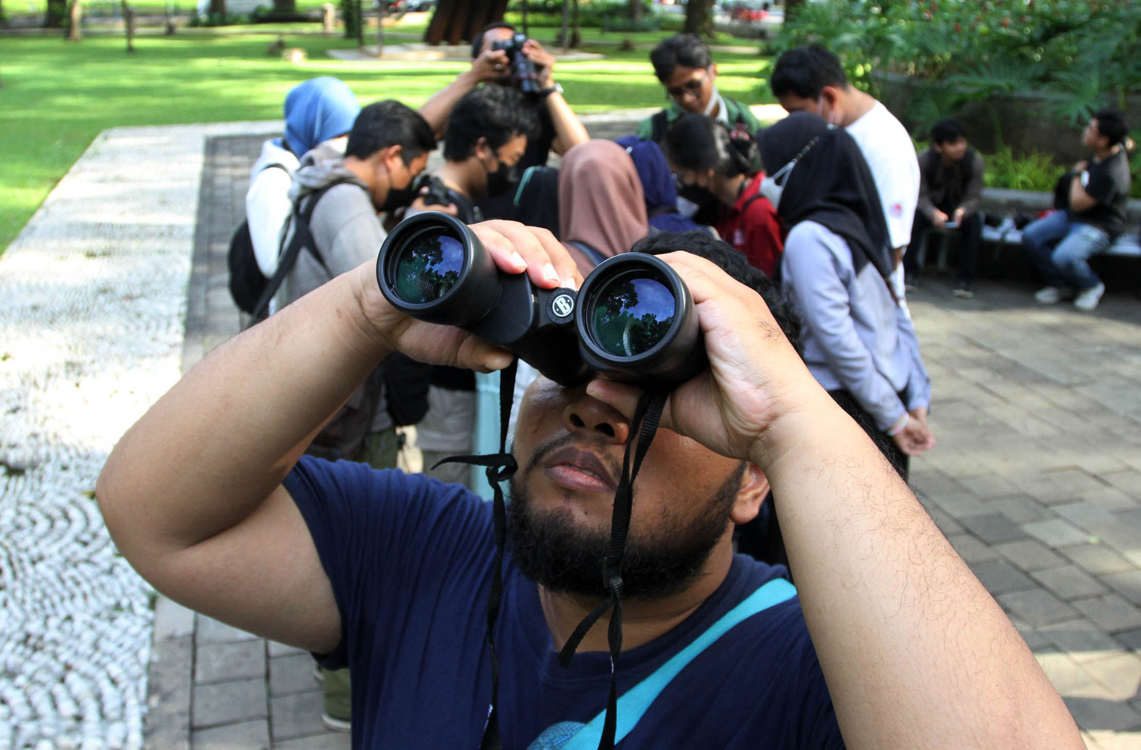 Biodiversity Warriors Yayasan KEHATI bersama perwakilan mahasiswa dari sejumlah kampus di Jabodetabek menyelenggarakan kegiatan pengamatan keanekaraman hayati di kawasan Taman Surapati Jakarta, untuk memperingati Hari Keanekaragaman Hayati Sedunia yang jatuh pada 22 Mei 2022.Foto : Panji Asmoro/TrenAsia