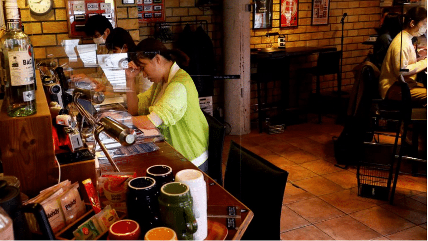 Para pengunjung kafe di Jepang ini tidak diizinkan pergi sebelum pekerjaannya selesai dan selalu diawasi karyawan.