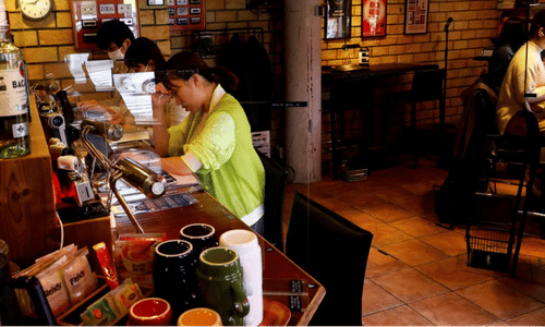 Para pengunjung kafe di Jepang ini tidak diizinkan pergi sebelum pekerjaannya selesai dan selalu diawasi karyawan.