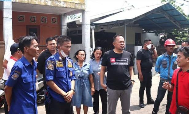 Wakil Wali Kota Manado, Richard Sualang saat mengunjungi lokasi kebakaran di Perkamil. (Foto:Istimewa)