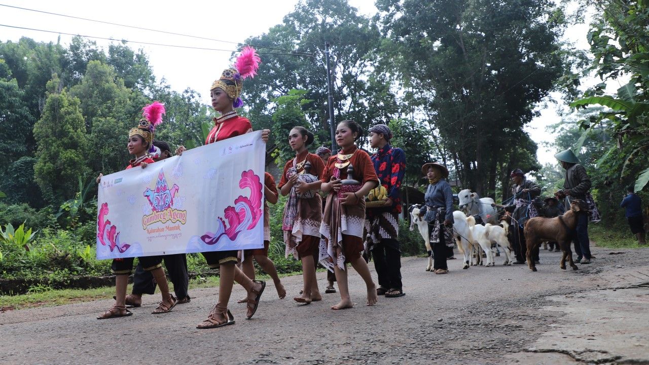 Kirab dalam rangkaian upacara adat Gumbreg Ageng di Kalurahan MUnthuk, Dlingo, Bantul, pada Minggu (22/5/2022).