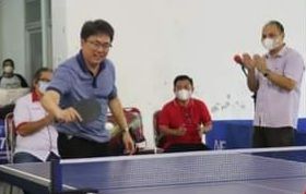 Wali Kota Manado, Andrei Angouw bermain tenis meja usai membuka kejuaraan di Youth Center. (Foto:Istimewa)