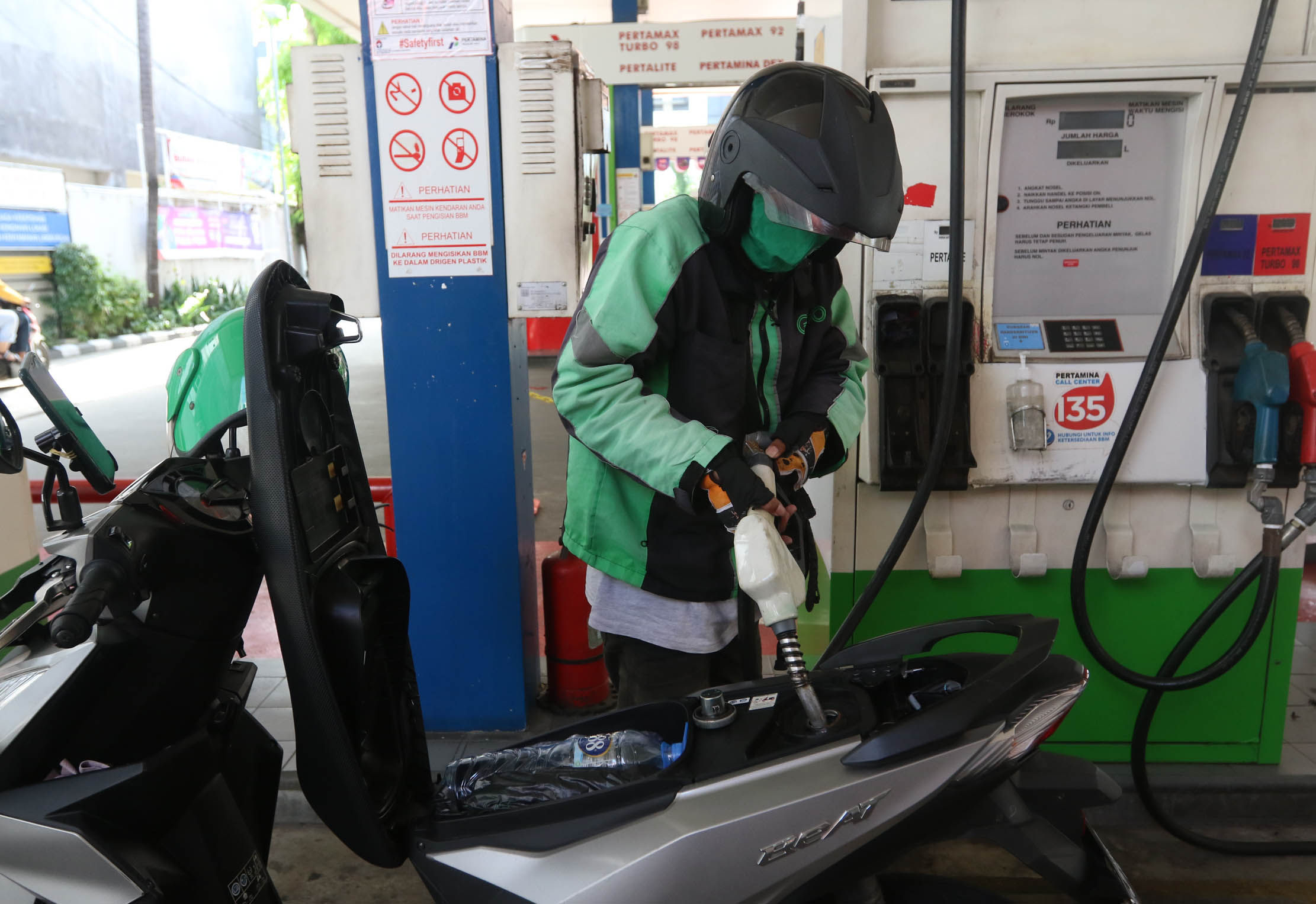 Aktifitas pengisian bahan bakar di SPBU kawasan Jakarta Pusat. Foto : Panji Asmoro/TrenAsia