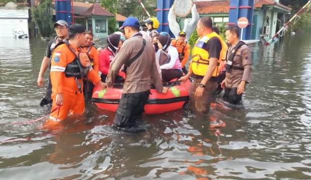 Kawasan Pelabuhan Tanjung Emas Kota Semarang Diterjang Banjir Rob 1,5 Meter.