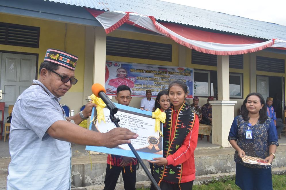 Bupati Matim Andreas Agas menyerahkan hadia uang Rp 100 juta secara simbolis kepada Yohana Dwiputri Gadansia dalam upacara Apel Bendera di halaman SMA Negeri V Pocoranaka Minggu, 22 Mei 2022.