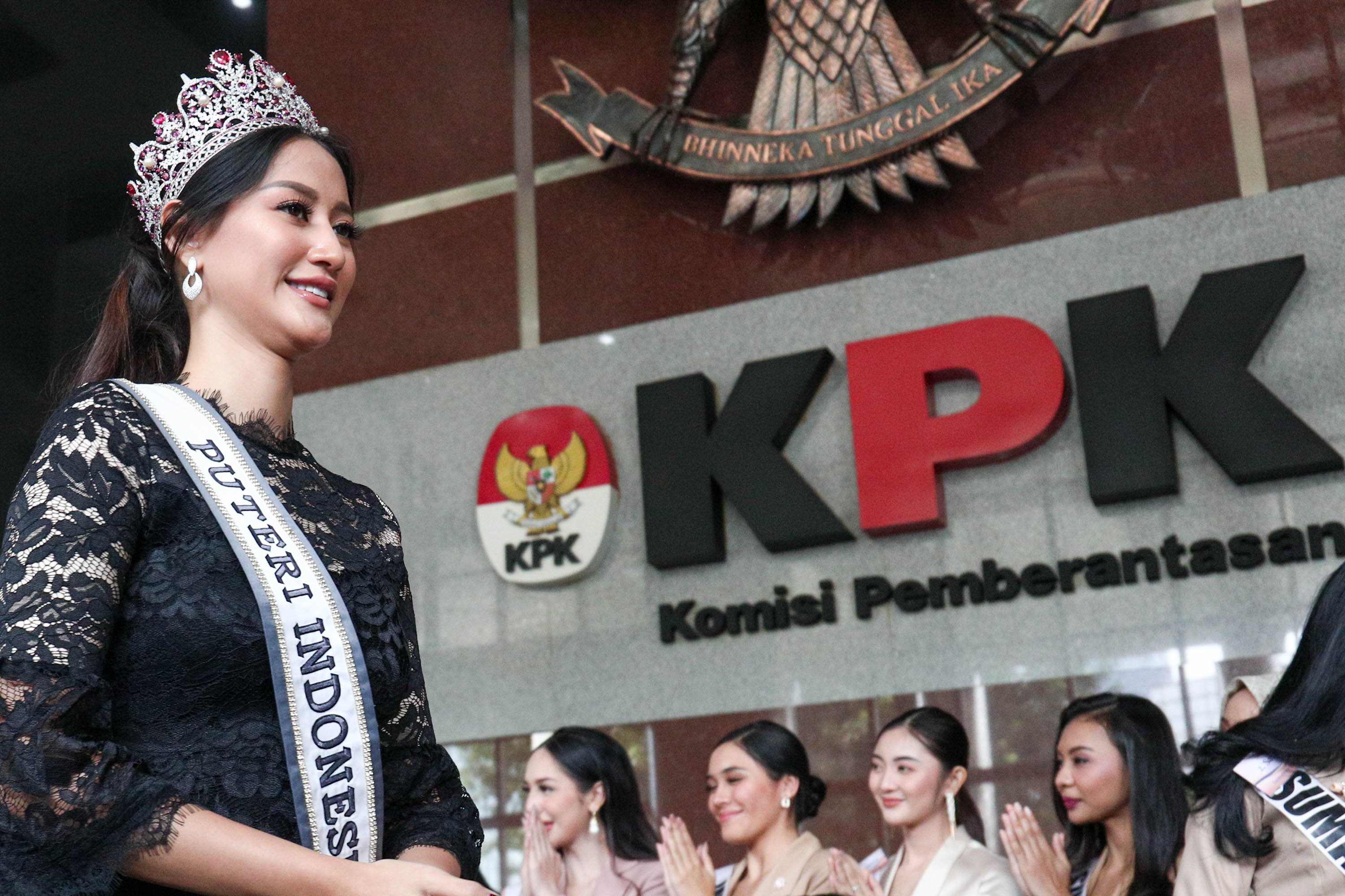 Finalis Puteri Indonesia saat kunjungan ke gedung merah putih Komisi Pemberantasan Korupsi (KPK) Jakarta, Selasa, 24 Mei 2022. Foto: Ismail Pohan/TrenAsia