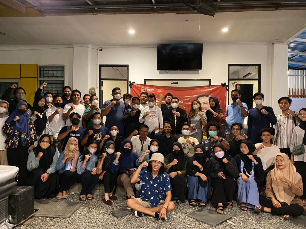 Anggota DPR RI HM Rifqinizamy Karsayuda berpose bersama peserta sosialisasi empat pilar kebangsaan.