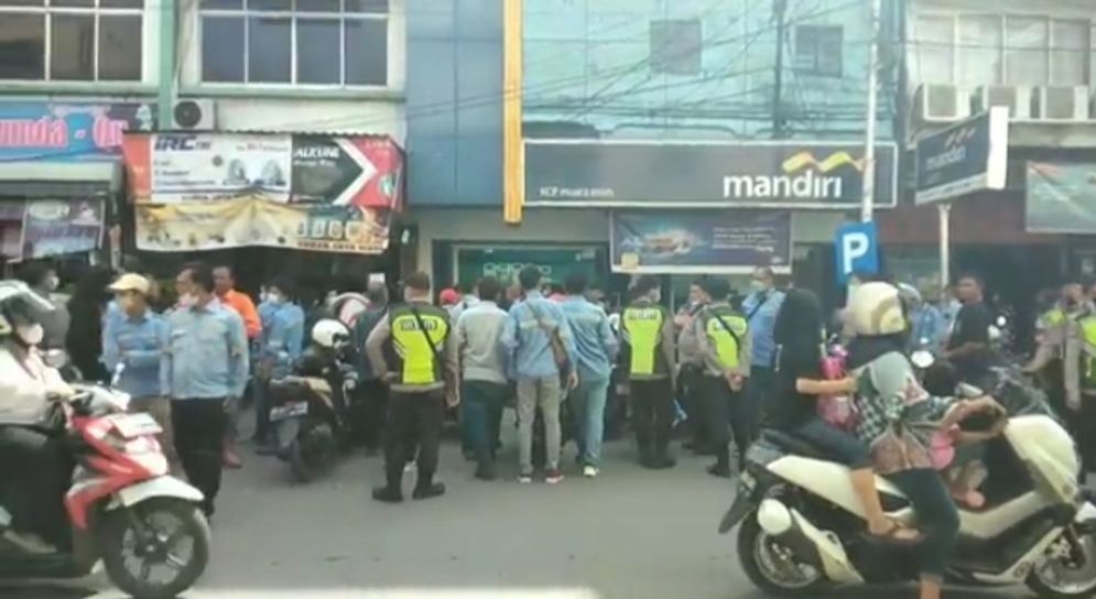 Suasana di Bank Mandiri Muara Enim