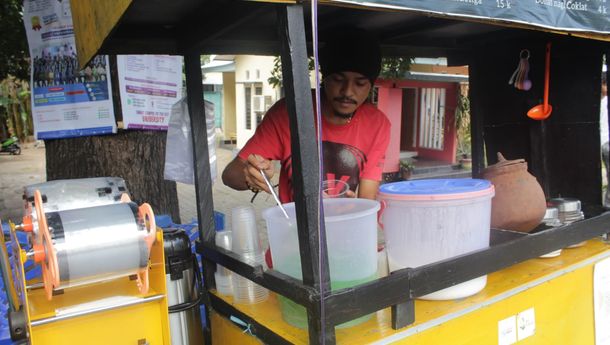 Segarnya Es Cendol Pinggir Jalan Hasil Olahan Anak Muda Kota Larantuka