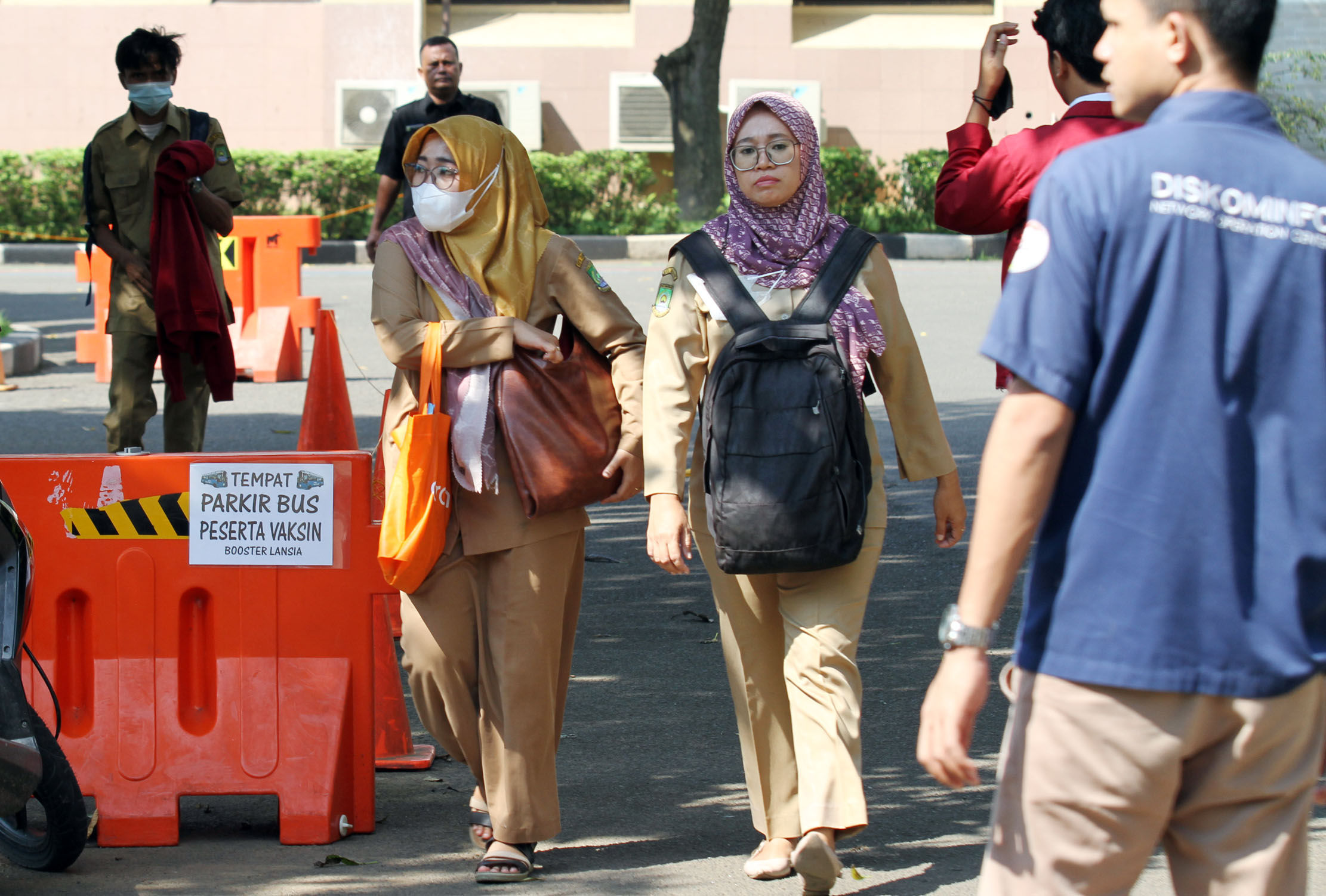 Aktivitas PNS di kawasan pusat pemerintahan Kota Tangerang. Foto : Panji Asmoro/TrenAsia
