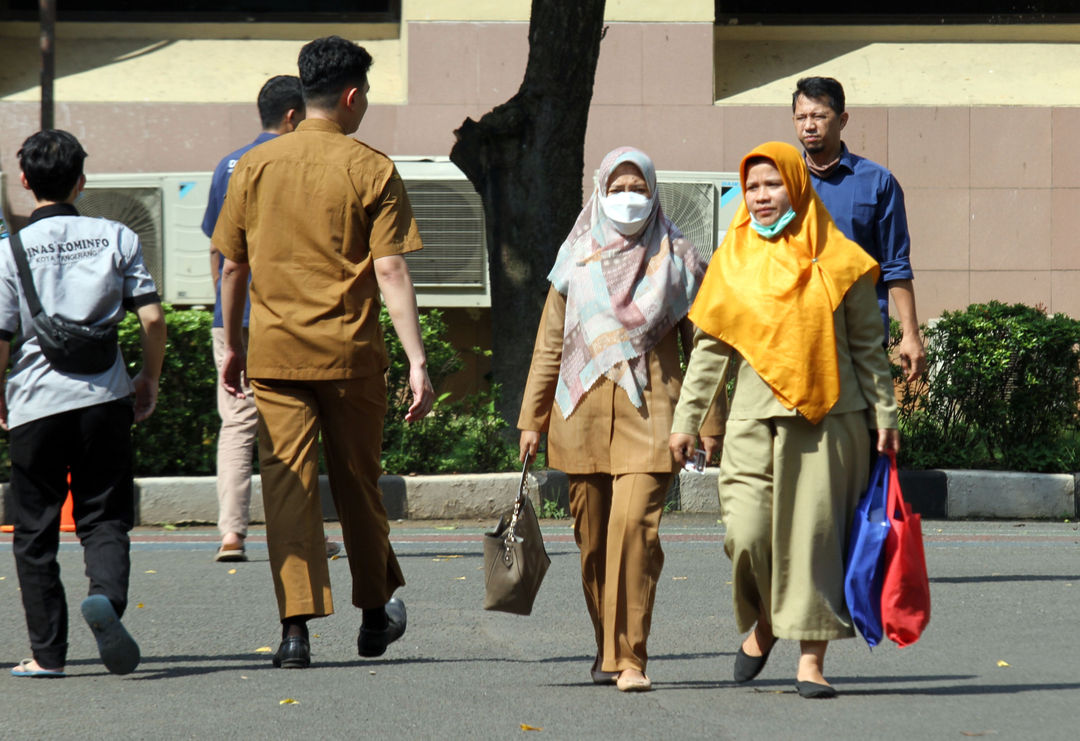 Aktifitas PNS di kawasan pusat pemerintahan Kota Tangerang. Foto : Panji Asmoro/TrenAsia