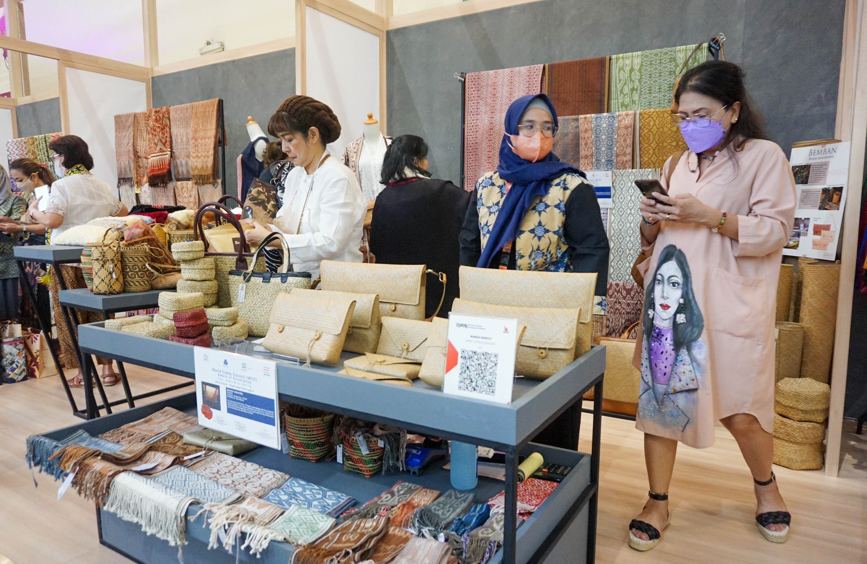 Pengunjung melihat produk kerajinan di salah satu stan pameran Karya Kreatif Indonesia (KKI) di Jakarta Convention Center (JCC), Jum'at, 27 Mei 2022. Foto: Ismail Pohan/TrenAsia