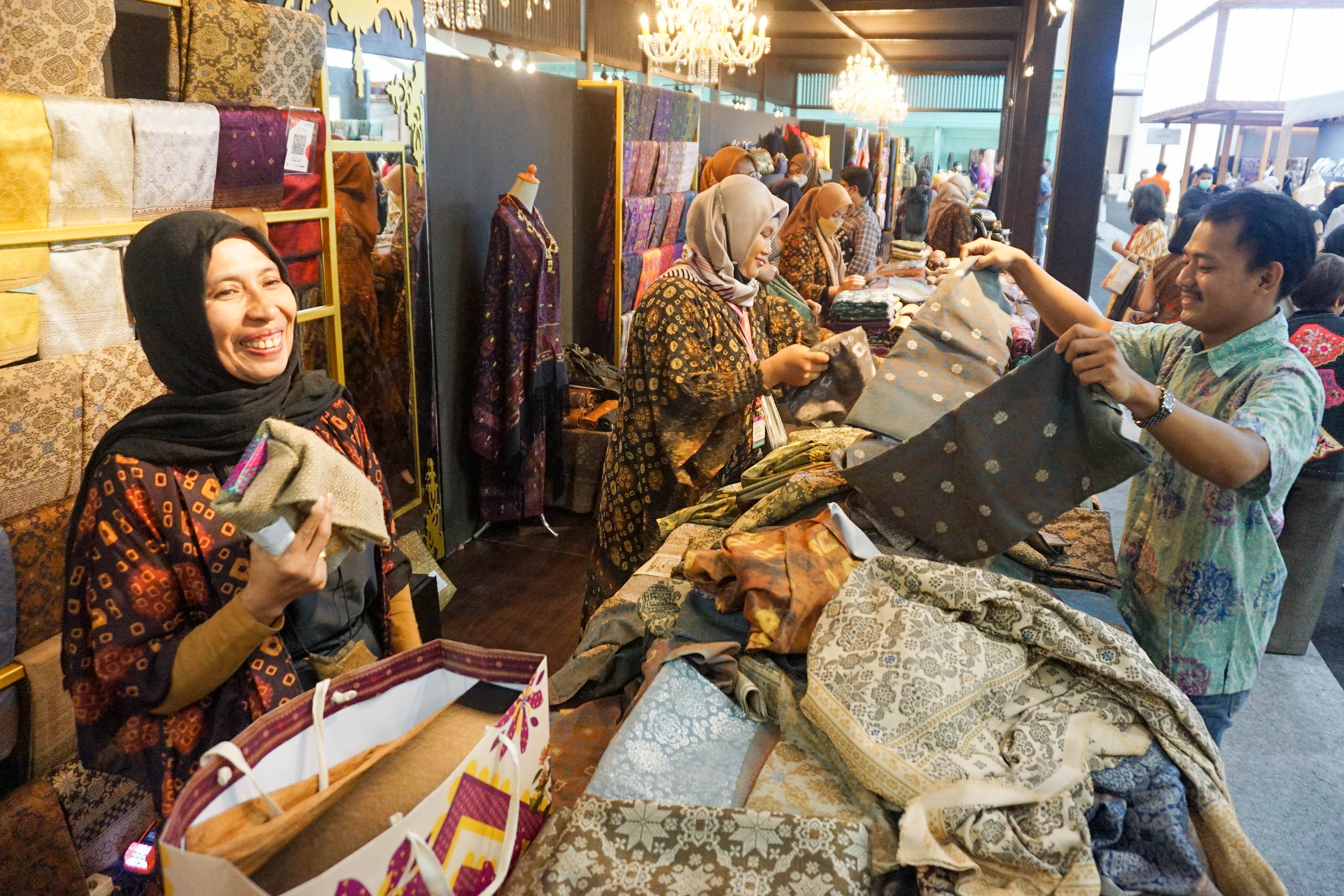 Pemaran kerajinan menjadi salah satu cara mendorong ekspor kerajinan Indonesia. Foto: Ismail Pohan/TrenAsia
