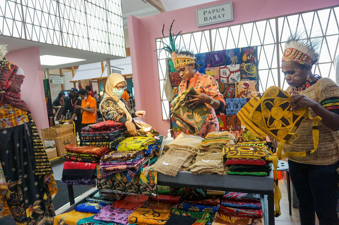 Pengunjung melihat produk kerajinan di salah satu stan pameran Karya Kreatif Indonesia (KKI) di Jakarta Convention Center (JCC), Jum'at, 27 Mei 2022. Foto: Ismail Pohan/TrenAsia