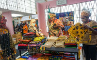 Pengunjung melihat produk kerajinan di salah satu stan pameran Karya Kreatif Indonesia (KKI) di Jakarta Convention Center (JCC), Jum'at, 27 Mei 2022. Foto: Ismail Pohan/TrenAsia