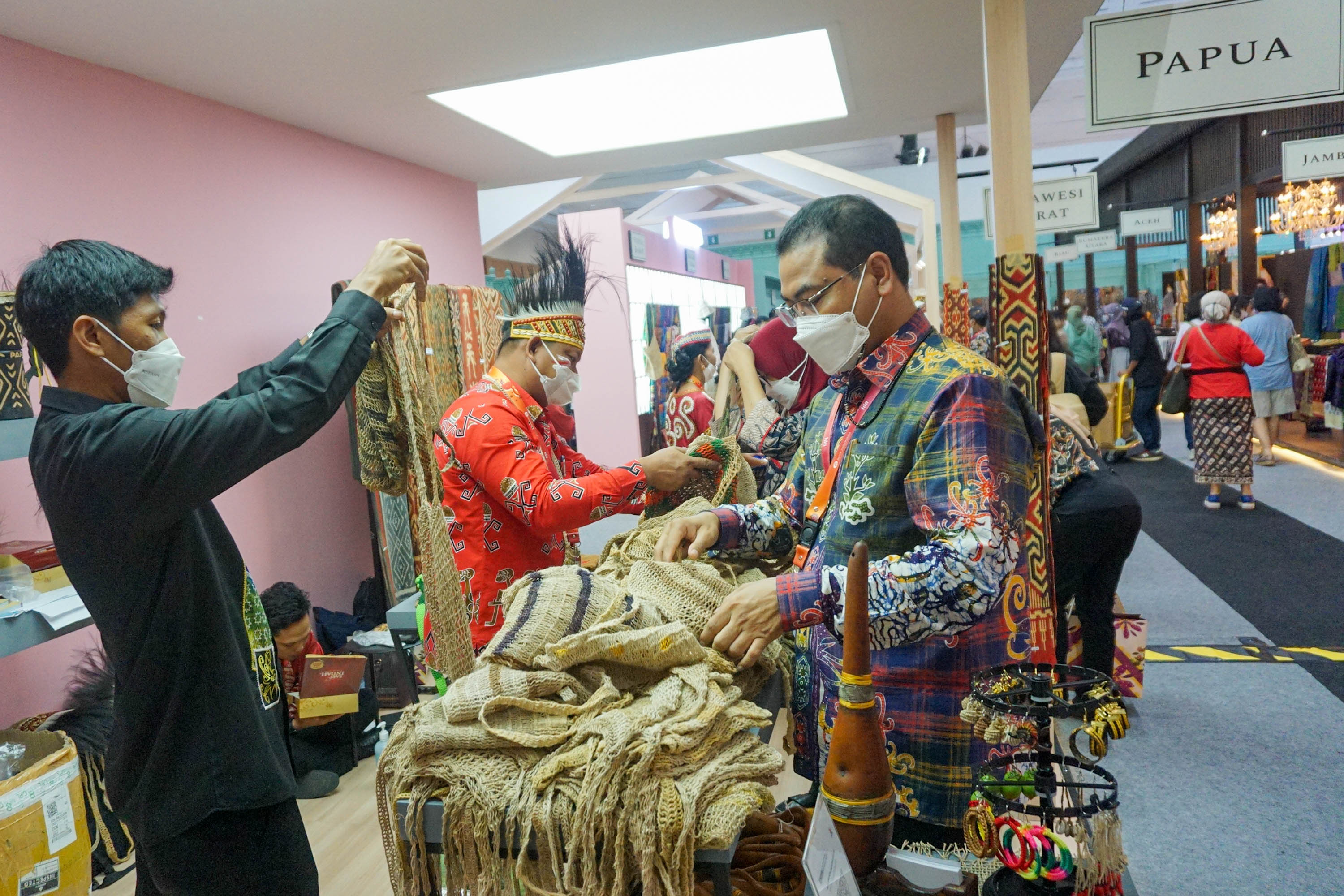 Pengunjung melihat produk kerajinan di salah satu stan pameran Karya Kreatif Indonesia (KKI) di Jakarta Convention Center (JCC), Jum'at, 27 Mei 2022. Foto: Ismail Pohan/TrenAsia