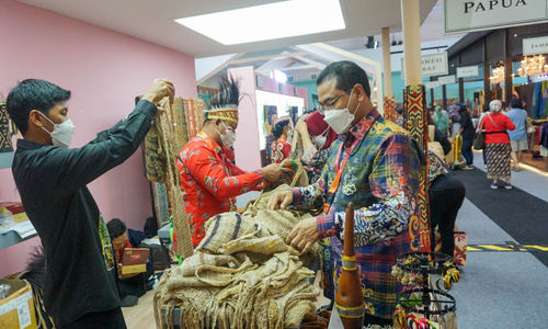 Pengunjung melihat produk kerajinan di salah satu stan pameran Karya Kreatif Indonesia (KKI) di Jakarta Convention Center (JCC), Jum'at, 27 Mei 2022. Foto: Ismail Pohan/TrenAsia